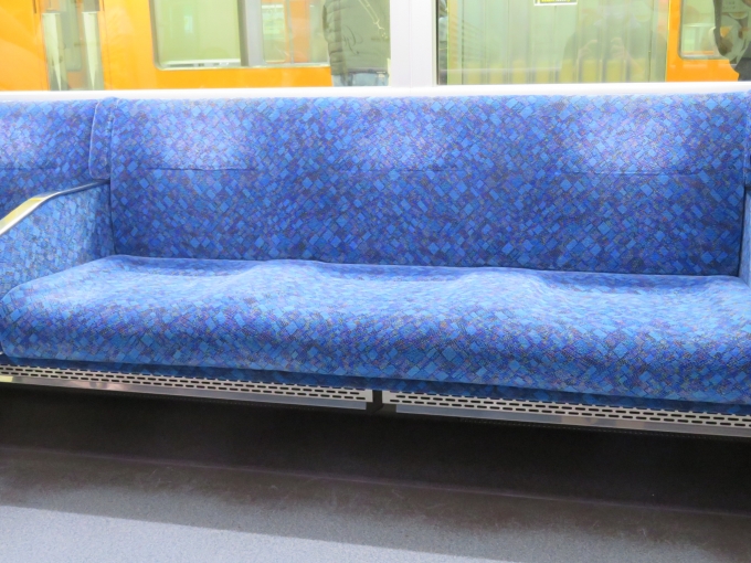 鉄道乗車記録の写真:車内設備、様子(3)        「阪神5700系の座席です」
