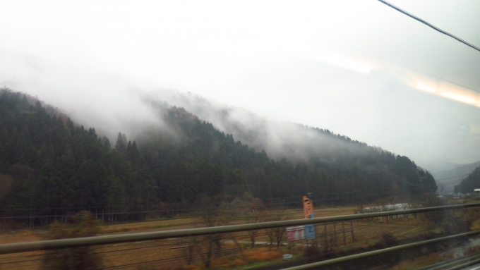 鉄道乗車記録の写真:車窓・風景(1)        「山には霧が多くかかっていました」