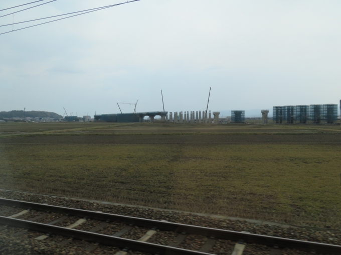 鉄道乗車記録の写真:車窓・風景(3)        「途中で何度も北陸新幹線の工事現場が見えました」