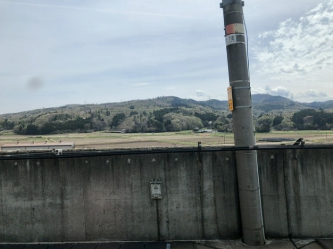 鉄道乗車記録の写真:車窓・風景(2)        「　このあたりが脱線したところのようです。
　時速100キロメートルくらいの徐行運転です。」