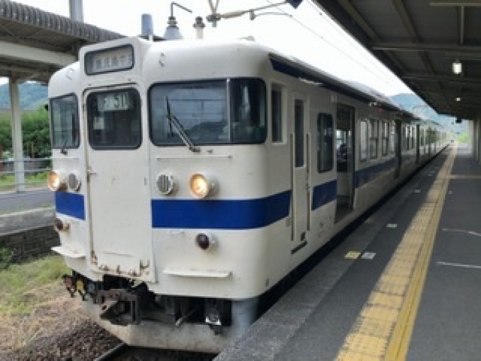 鉄道乗車記録の写真:乗車した列車(外観)(1)          「　加治木駅で上り特急と交換のため12分間停車」