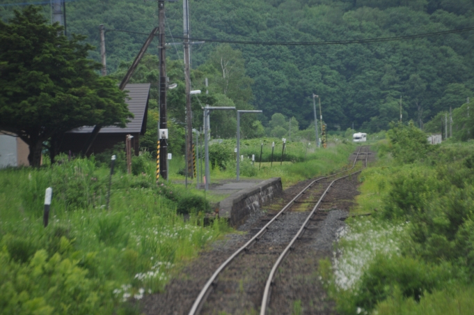 鉄道乗車記録の写真:車窓・風景(2)        「　糸魚沢駅跡を通過します。」