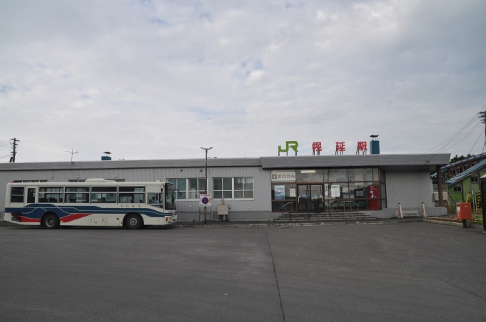 鉄道乗車記録の写真:駅舎・駅施設、様子(1)        「　早朝の幌延駅です。
　駅前に停まっているバスは、旧羽幌線代替バスの留萌行きです。
　一度乗ってみたいです。
　」