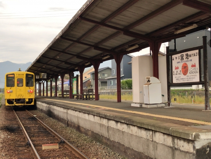 鉄道乗車記録の写真:乗車した列車(外観)(1)        「　宮地駅で25分停車、乗客は肥後大津駅からずっと私一人でした。宮地駅から2人乗車
」