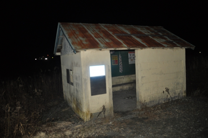 鉄道乗車記録の写真:駅舎・駅施設、様子(4)        「　真っ暗な待合室です。
　スマホで照らしながら撮影しました。」