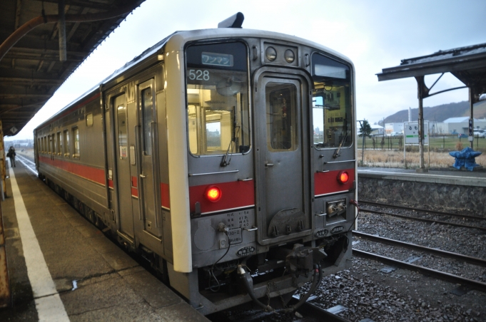 鉄道乗車記録の写真:乗車した列車(外観)(2)        「　留萌駅に遅れて到着したので、すぐに折り返します。」