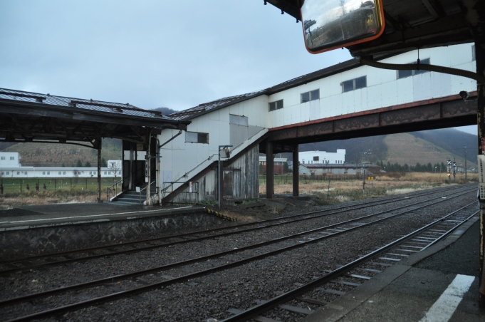 鉄道乗車記録の写真:駅舎・駅施設、様子(5)        「　既にこ線橋は使われていません。
　かつてはその奥に羽幌線ホームもありました。」