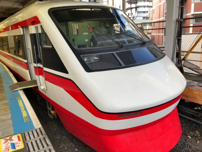 鉄道乗車記録の写真:乗車した列車(外観)(1)        「　浅草駅の狭いホームから撮りました。
　ホームが曲がっているので、車両との間に渡し板が設置されています。」