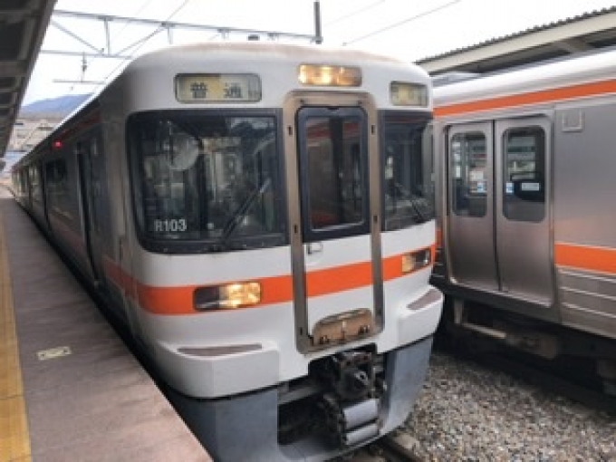 鉄道乗車記録の写真:乗車した列車(外観)(1)        「　辰野駅で岡谷行きに乗り折り返します。」
