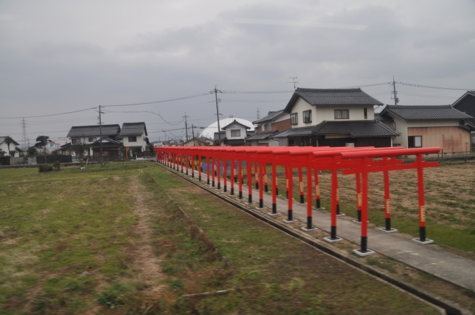 鉄道乗車記録の写真:車窓・風景(3)        「粟津稲生神社の赤い鳥居、奥に出雲ドーム」