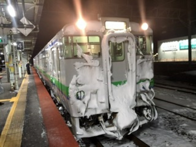 鉄道乗車記録の写真:乗車した列車(外観)(1)        「　どこ走ってきたのか、結構な雪を付けています。」