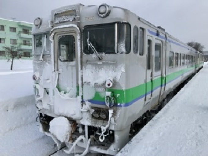 鉄道乗車記録の写真:乗車した列車(外観)(3)        「　石狩月形駅で上り列車と交換、雪は降っていませんが、後方車両は舞い上がった雪でこの状態です。」