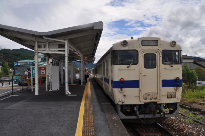 鉄道乗車記録の写真:乗車した列車(外観)(1)          「　田川後藤寺行き列車と日田行きのＢＲＴが並んで停まります。」
