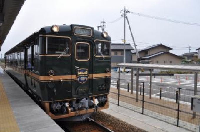 鉄道乗車記録の写真:乗車した列車(外観)(1)        「　新高岡駅発氷見行きです。」
