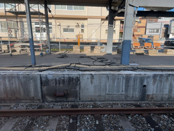 鉄道乗車記録の写真:駅舎・駅施設、様子(1)        「　七尾駅1番ホームは使用できない状態です。」