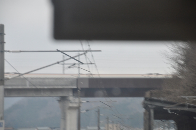 鉄道乗車記録の写真:車窓・風景(9)        「　北陸新幹線と交差するとき「かがやき507号」敦賀行きが通過していきました。」