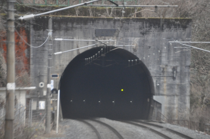 鉄道乗車記録の写真:車窓・風景(14)        「　北陸トンネルに入ります。
　通過タイムは7分56秒でした。(表定速度　104.9キロメートル)」