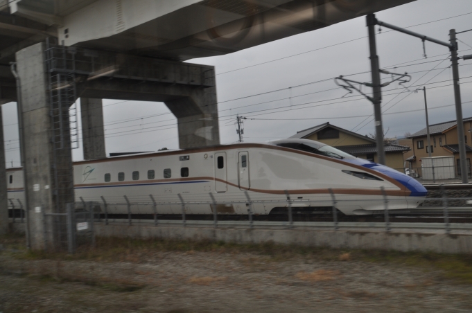 鉄道乗車記録の写真:車窓・風景(19)        「　車両基地から金沢駅へ向かう新幹線回送列車と並行に走ります。」