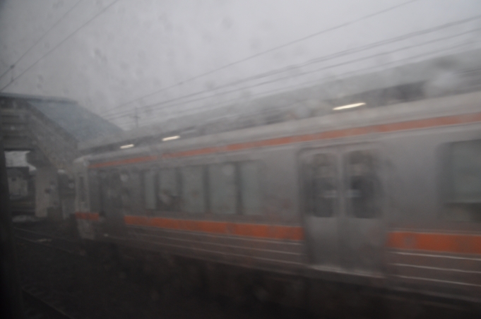 鉄道乗車記録の写真:車窓・風景(3)        「　清州駅停車中の各駅停車を追い越します。」