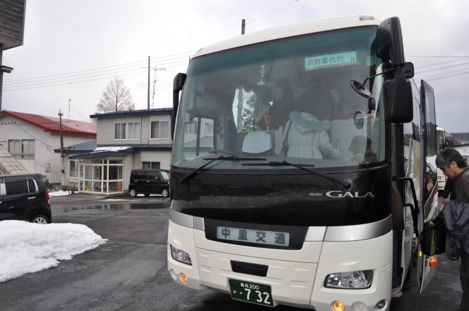鉄道乗車記録の写真:乗車した列車(外観)(1)          「　新青森駅まで代行バスに乗りました。」