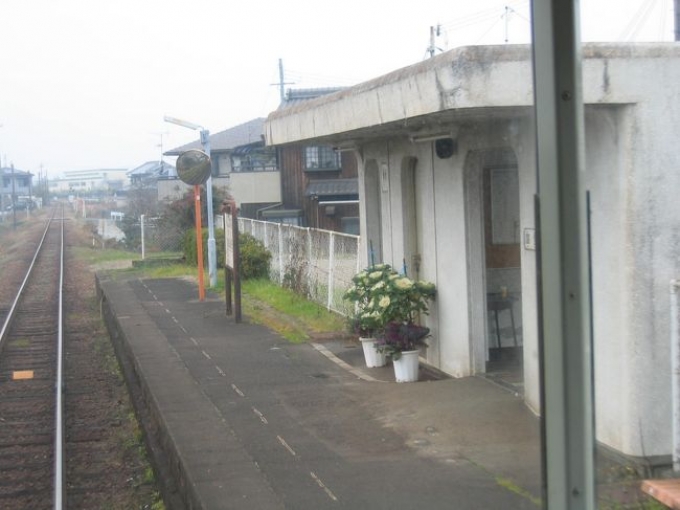 鉄道乗車記録の写真:駅舎・駅施設、様子(12)        「　国包駅到着です。」