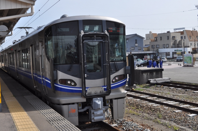 鉄道乗車記録の写真:乗車した列車(外観)(1)        「　粟津駅で特急「しらさぎ56号」に追い抜かれます。」