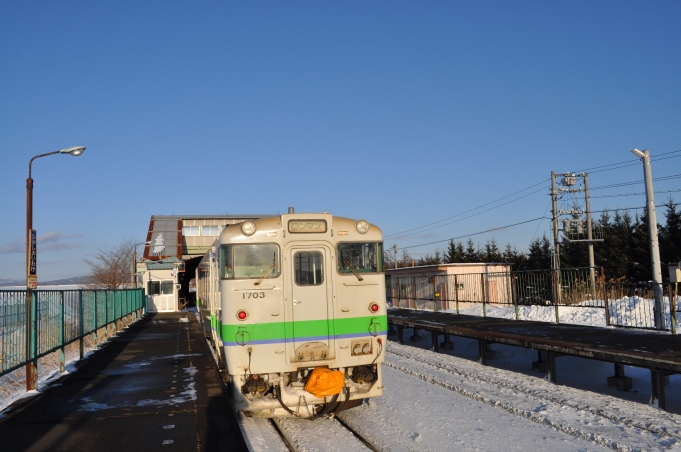 鉄道乗車記録の写真:乗車した列車(外観)(5)        「　上り特急と交換のため、しばらく停車しました。」