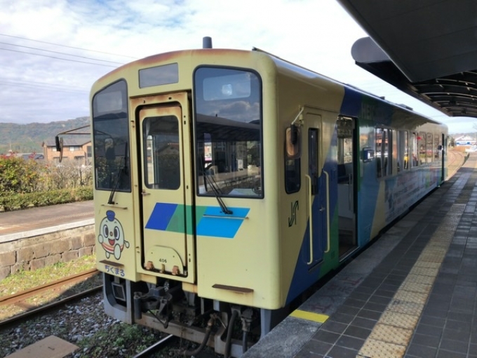 鉄道乗車記録の写真:乗車した列車(外観)(2)        「　犀川駅で列車交換」