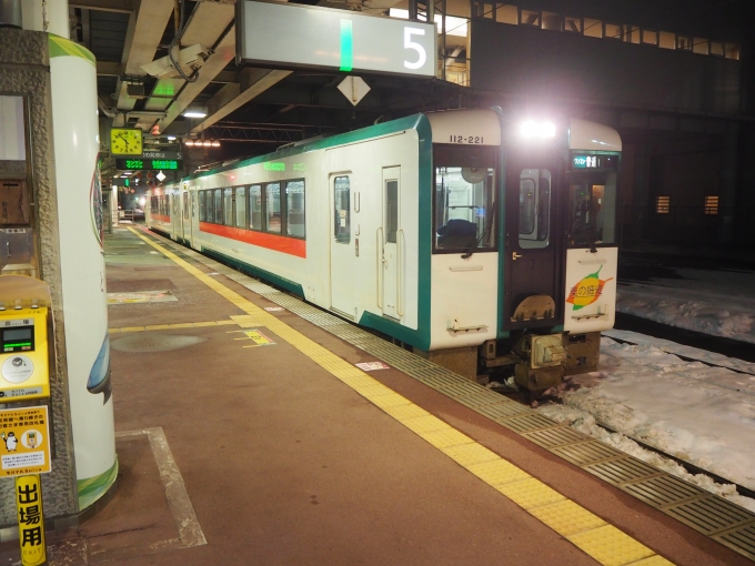 鉄道乗車記録の写真:乗車した列車(外観)(2)        「キハ112-221
普通 新庄発 鳴子温泉行 720D」