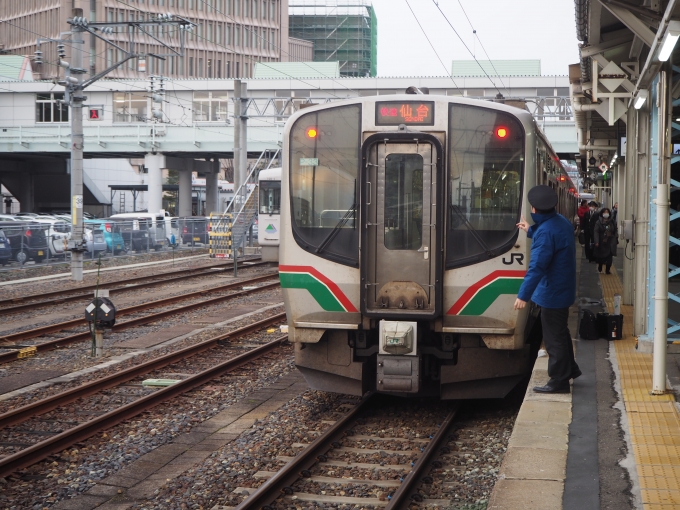 鉄道乗車記録の写真:乗車した列車(外観)(3)        「山形駅 折り返し運転 準備中」