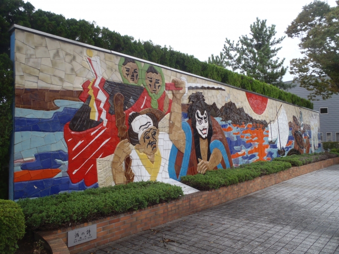 鉄道乗車記録の写真:駅舎・駅施設、様子(2)     「八郎潟駅 駅前の壁画」