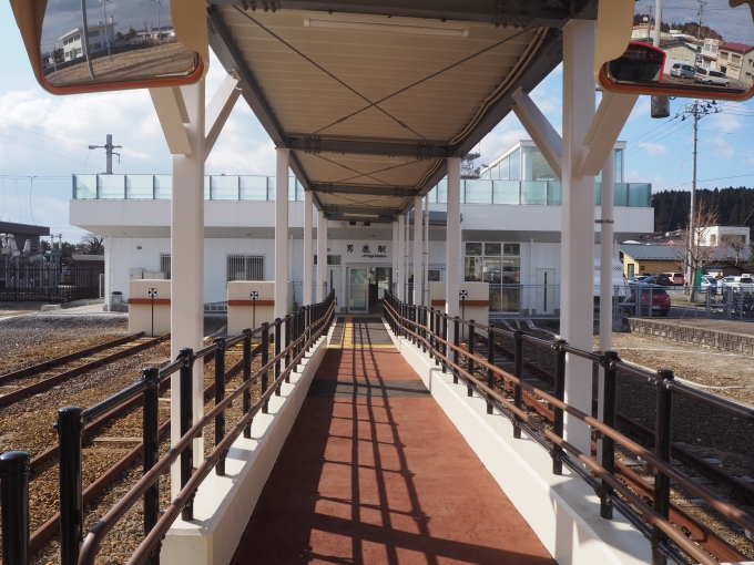 鉄道乗車記録の写真:駅舎・駅施設、様子(2)        「男鹿線 男鹿駅
ホームから駅舎を望む」