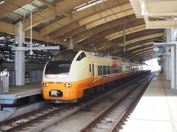 鉄道乗車記録の写真:列車・車両の様子(未乗車)(2)     「特急 いなほ 1号 新潟発 秋田行 2001M
E653系 U-105編成
20分以上の遅延で出発しました」