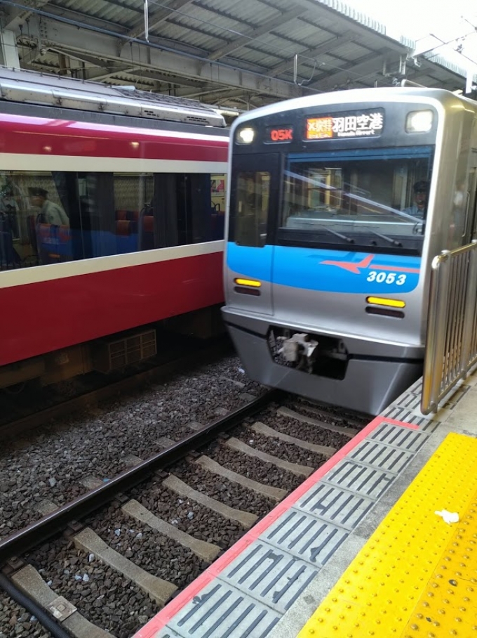 鉄道乗車記録の写真:乗車した列車(外観)(2)        「乗車する羽田空港行。
3050も、エアポート快特も初めて。」