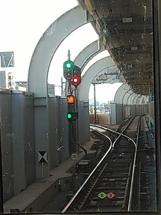 鉄道乗車記録の写真:駅舎・駅施設、様子(3)        「京急蒲田通過なんて初体験。
信号にも「通」の表示が。
（そんな高速ではないから停まってもあまり変わらん気がする、とは口が裂けるまでは言わない）」
