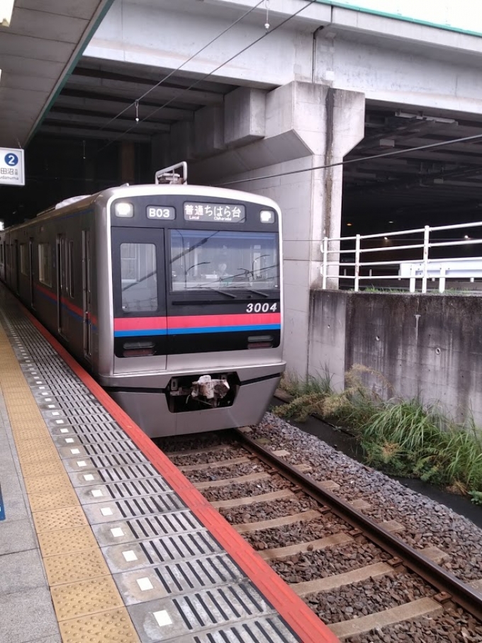 鉄道乗車記録の写真:乗車した列車(外観)(4)        「折り返しとして入線してきた列車。
降りる人もチラホラ。
正直、4両でも十分なレベル。
個人の感覚では、東成田線とほぼ同じくらい。」