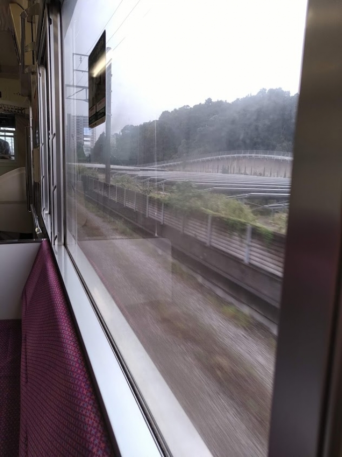 鉄道乗車記録の写真:車窓・風景(5)     「千原線全線で複線化の用地は確保されているが、単線で十分な今はただの空きスペースが続く。
果たしてここに線路が敷かれる日はくるのか・・？」