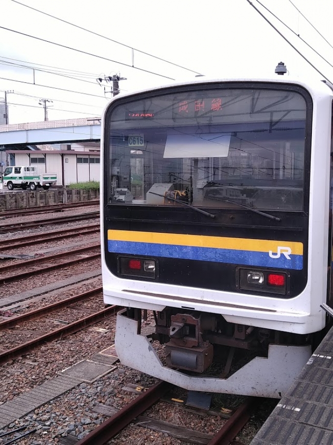 鉄道乗車記録の写真:乗車した列車(外観)(2)        「成田から乗ってきた209系。
塗装もハゲてきてるし、そろそろ限界やね。
そもそも「寿命半分・価格半分」がコンセプトなのにケト線でコキ使って暴走へ移動、かつケト線より高速走行してるし。」