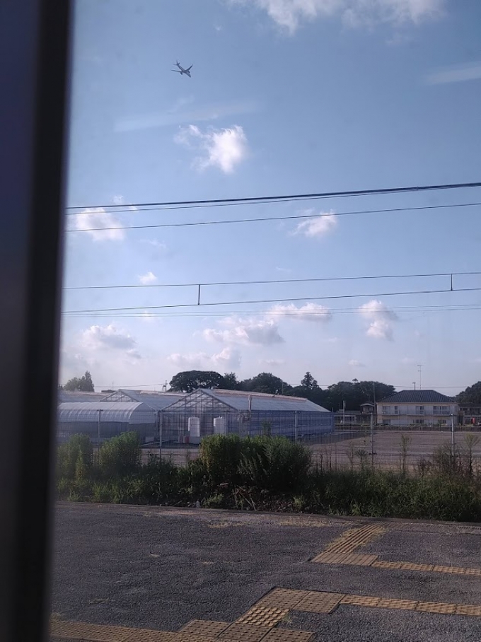 鉄道乗車記録の写真:車窓・風景(2)        「成田へ着陸する飛行機？」