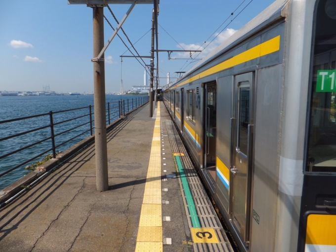 鉄道乗車記録の写真:乗車した列車(外観)(5)        「海芝浦での休憩も終わり。
先頭車の写真を撮ると、しっかり海が写ってる。
信越本線の青海川辺りも海に近いけど、レベルが違う。海面すぐそこだし。」