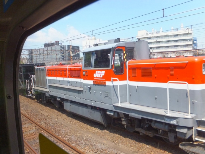 鉄道乗車記録の写真:車窓・風景(5)        「浜川崎到着直前に、DE10牽引の貨物列車と遭遇。」
