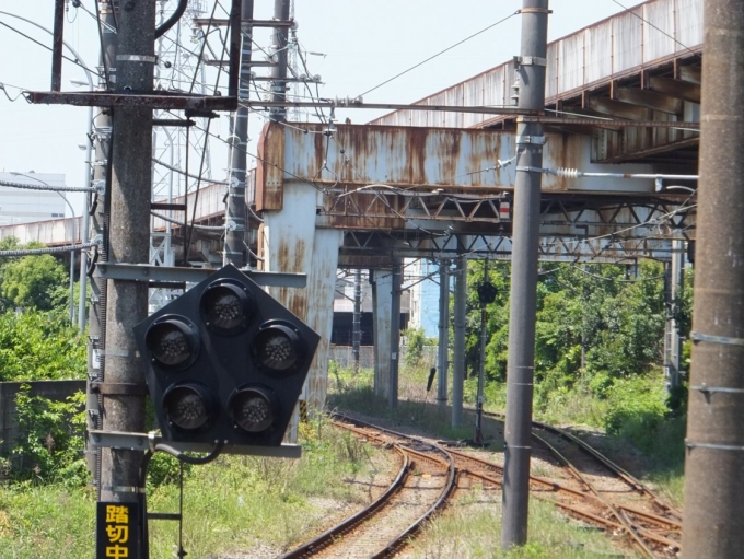 鉄道乗車記録の写真:車内設備、様子(1)        「かつて使われていたらしい、東京貨物ターミナル方面から鶴見線・鶴見方面への高架線。
もちろん役目はなく既に無用の長物。」