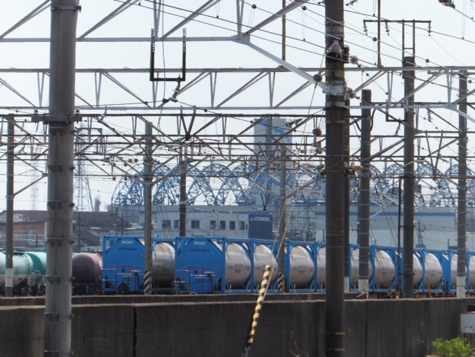鉄道乗車記録の写真:車窓・風景(1)          「小島新田駅の近くにある川崎貨物駅。
休みのせいか閑散とした様子。
こちらはタンクコンテナ。
」