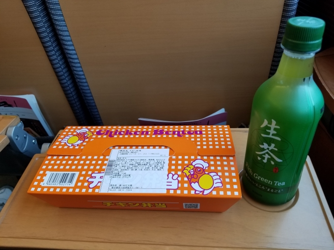 鉄道乗車記録の写真:駅弁・グルメ(3)     「VSEの中でチキン弁当を食べました。チキン弁当はJR新宿駅の駅弁屋で買いましたが、小田急の改札内でも販売されています。」