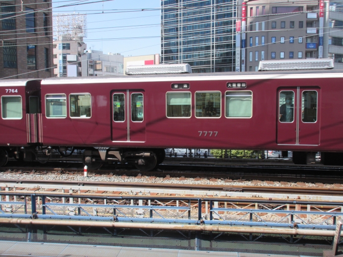 鉄道乗車記録の写真:列車・車両の様子(未乗車)(2)        「見えにくいと思いますが、阪急電車の「7777」初めて見ました!」