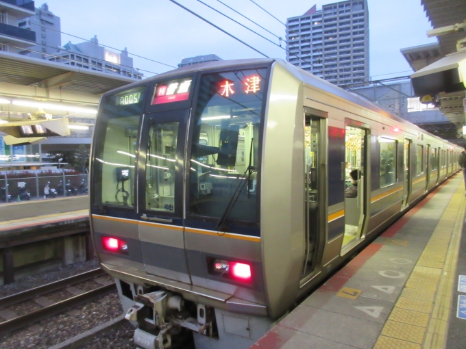 鉄道乗車記録の写真:乗車した列車(外観)(3)        「最初は貨物列車を川西池田駅近くの踏切で撮影予定でしたが、思っていたよりもまだ暗かったので尼崎駅まで行きました。

DD51は何度か家の近くで見たことがあったのですが、今は少ないみたいですね。
でも久しぶりに見れて良かった!」