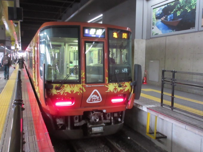 鉄道乗車記録の写真:乗車した列車(外観)(2)        「初めて見る列車「森の京都QRトレイン」、8両でした。」