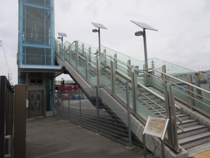 鉄道乗車記録の写真:駅舎・駅施設、様子(5)        「階段(エレベーターも有り)を上がるとそこから貨物ターミナルを眺めることができます。」