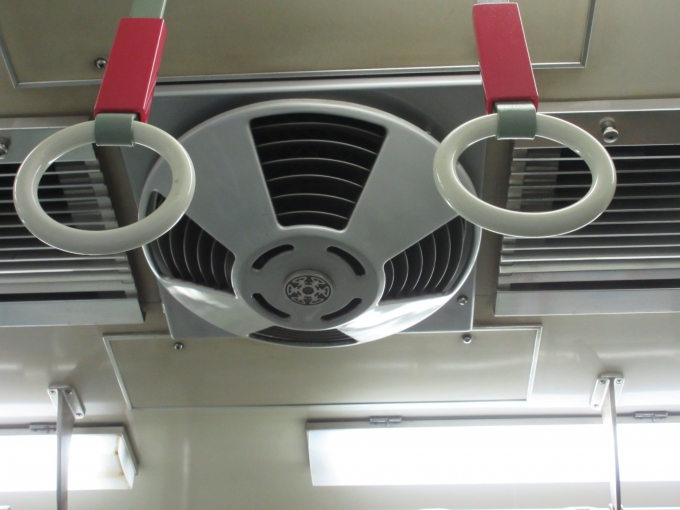 鉄道乗車記録の写真:車内設備、様子(2)        「京阪電車2225系の扇風機です。」