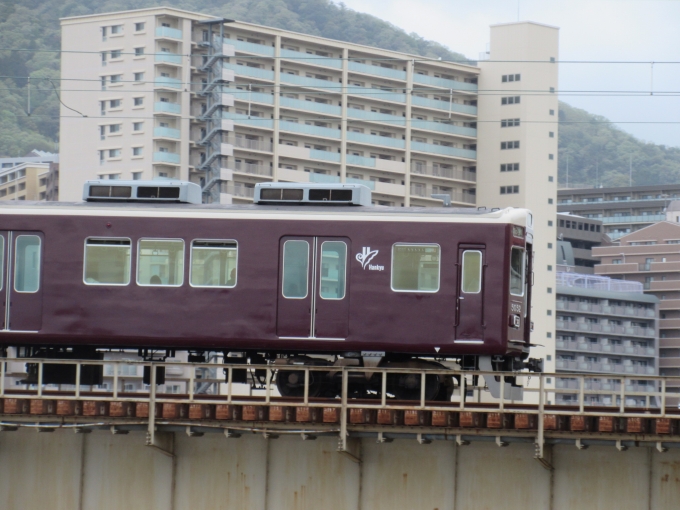 鉄道乗車記録の写真:列車・車両の様子(未乗車)(3)        「宝塚駅から南口駅方面へ。宝塚大橋を渡っていると今津線の電車が見えました。」